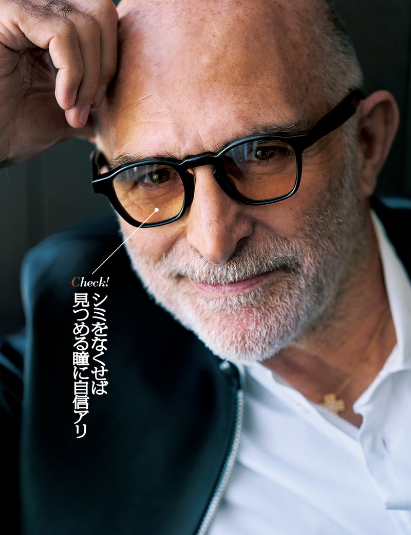 メガネ8万2060円/ジャック・マリー・マージュ×オブジェ(オブジェ・オーサカ)、ブルゾン13万2000円/デニム レザー(トゥモローランド)、シャツ3万6400円/ギ ローバー(バインド ピーアール)、ネックレス54万7800円/ダミアーニ(ダミアーニ 銀座タワー)
