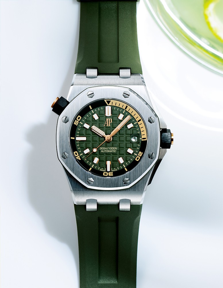 ▲ 「ロイヤル オーク オフショア ダイバー」自動巻き、SSケース(42㎜)、カーキのラバーストラップ(ブラックのラバーストラップが付属)。300m防水。302万5000円/オーデマ ピゲ(オーデマ ピゲ ジャパン)