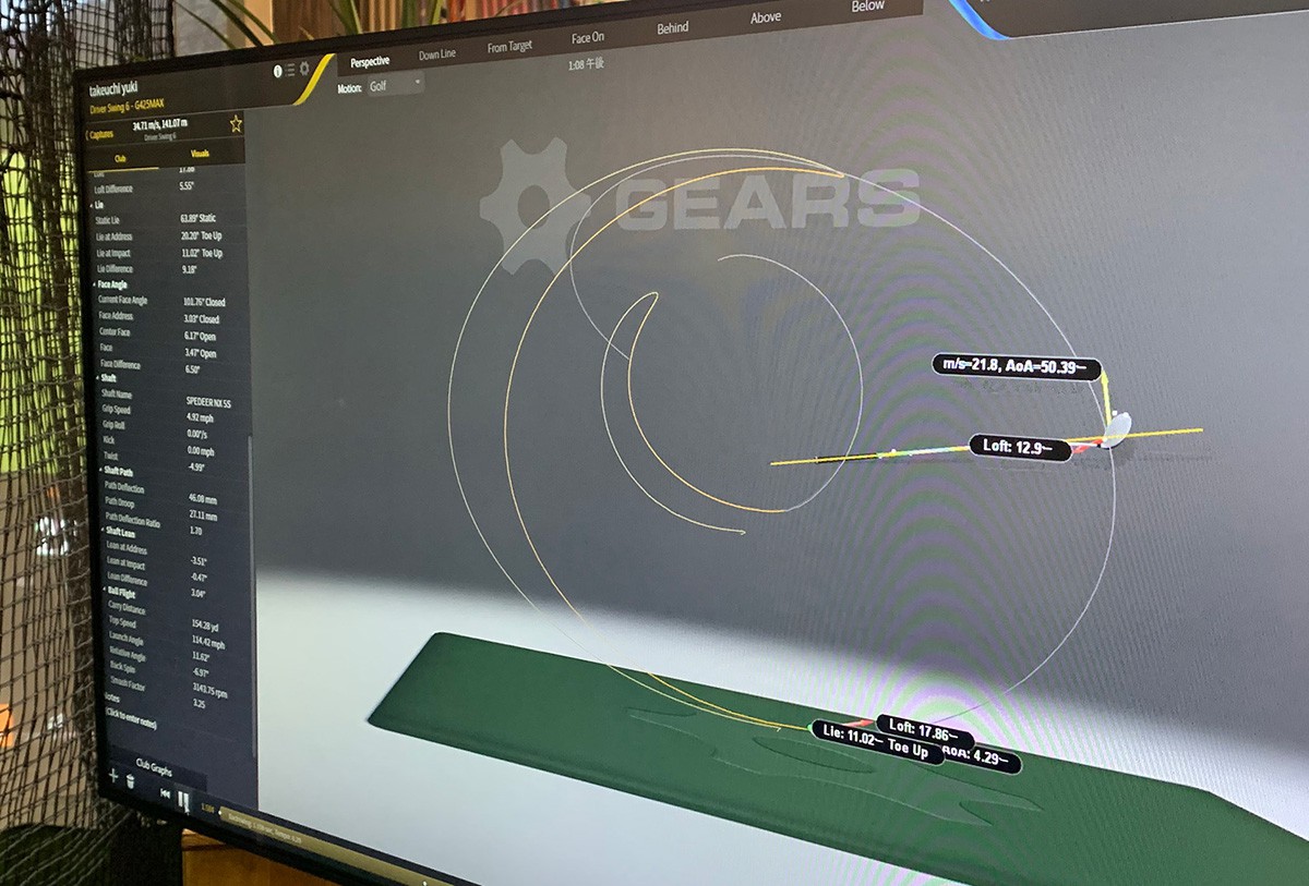 ２ブースのレンジには、最新ゴルフMRI「Gears」を使用。クラブヘッドやシャフトに付けたセンサーと高機能カメラによってスイングを３次元に捉えつつ解析する。