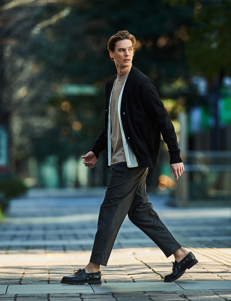 靴7万2600円／パラブーツ フォー エディフィス（エディフィス 新宿）、カーディガン4万700円、Tシャツ2万900円／ともにチノ（モールド）、パンツ3万800円／コロン（エンメ）