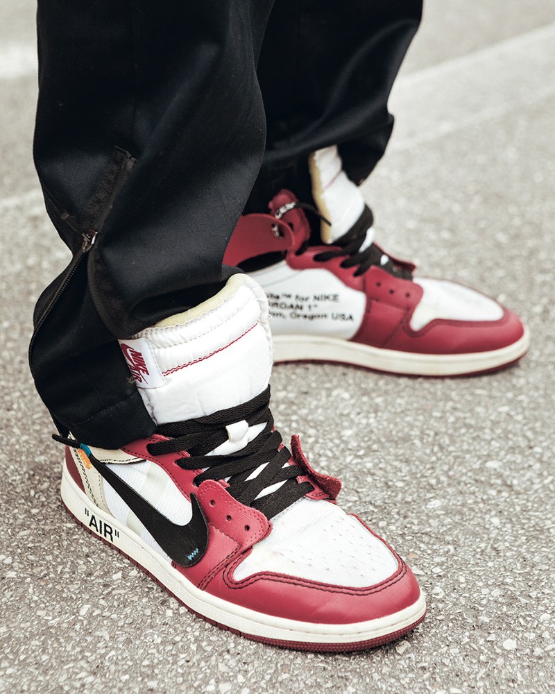 足元はジョーダン オフホワイト