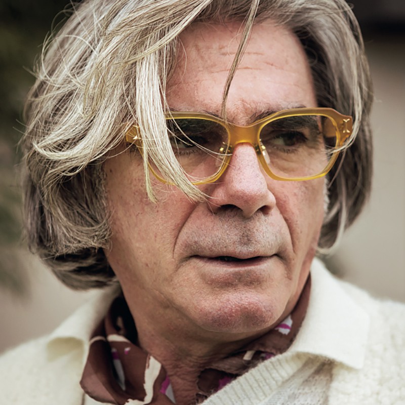 メガネは金子眼鏡、服はすべてラルディーニ