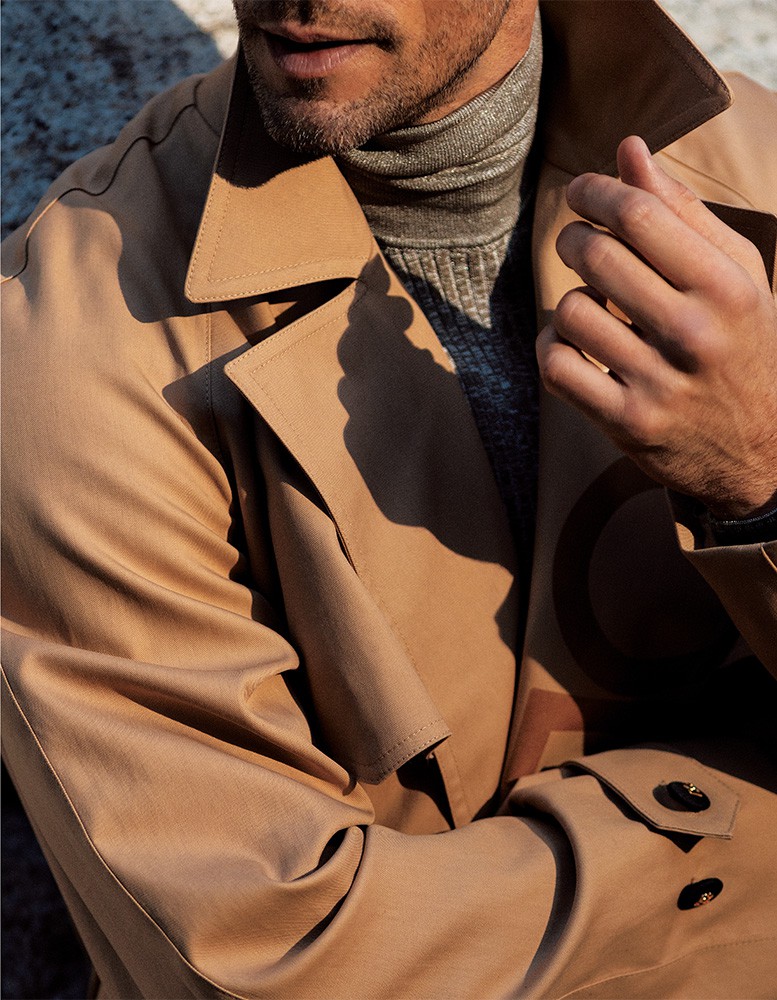 ▲ コート47万3000円（予価）、右ページモデル●ニット15万6200円／ともにドルチェ＆ガッバーナ（ドルチェ＆ガッバーナ ジャパン）