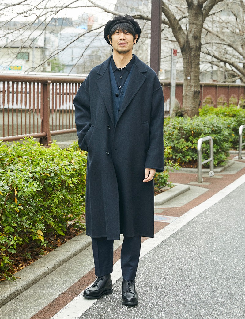 ブーツ15万9500円/ジェイエムウエストン(ジェイエムウエストン 青山店)、コート5万2500円、パンツ2万900円/ともにプレイリスト(PLAY LIST)、カーディガン1万1990円/シップス、ニットポロ2万9700円/ジョン スメドレー(ともにシップス 銀座店) その他のアイテムは私物