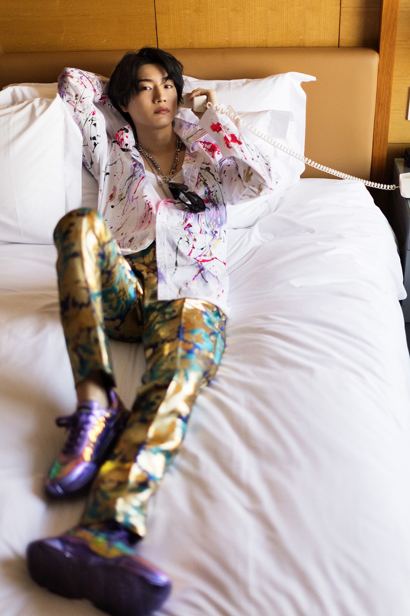 シャツ22万9900円、パンツ21万1200円（ともに予定価格）、タンクトップ2万7500円、シューズ13万2000円、ブレスレット7万3700円、ネックレス（パール付き）7万3700円、ネックレス14万6300円、サングラス4万8400円／すべてドルチェ＆ガッバーナ（ドルチェ＆ガッバーナ ジャパン）