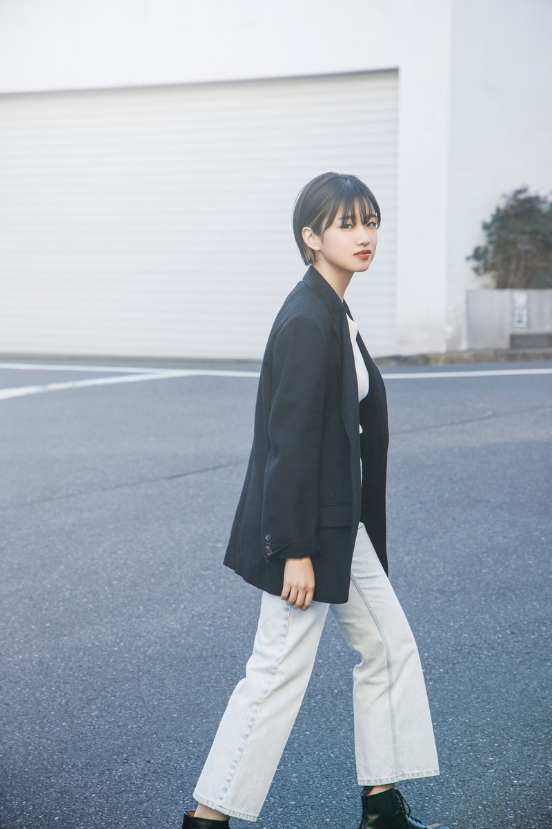 ジャケット8万2500円、中に着たタンクトップ1万450円、デニムパンツ3万6300円/すべてPHOTOCOPIEU(SHOWROOM LINKS)、ブーツ5万7200円/SANDERS(GLASTONBURY SHOWROOM)、ベルト(スタイリスト私物)