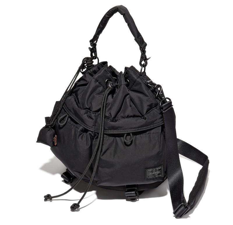 ▲ バッグ[W24×H16×D7cm] 15万1800円、別売りポーチ[W15×H11cm] 2万9700円／ともにヴェルサーチェ（ヴェルサーチェ ジャパン）