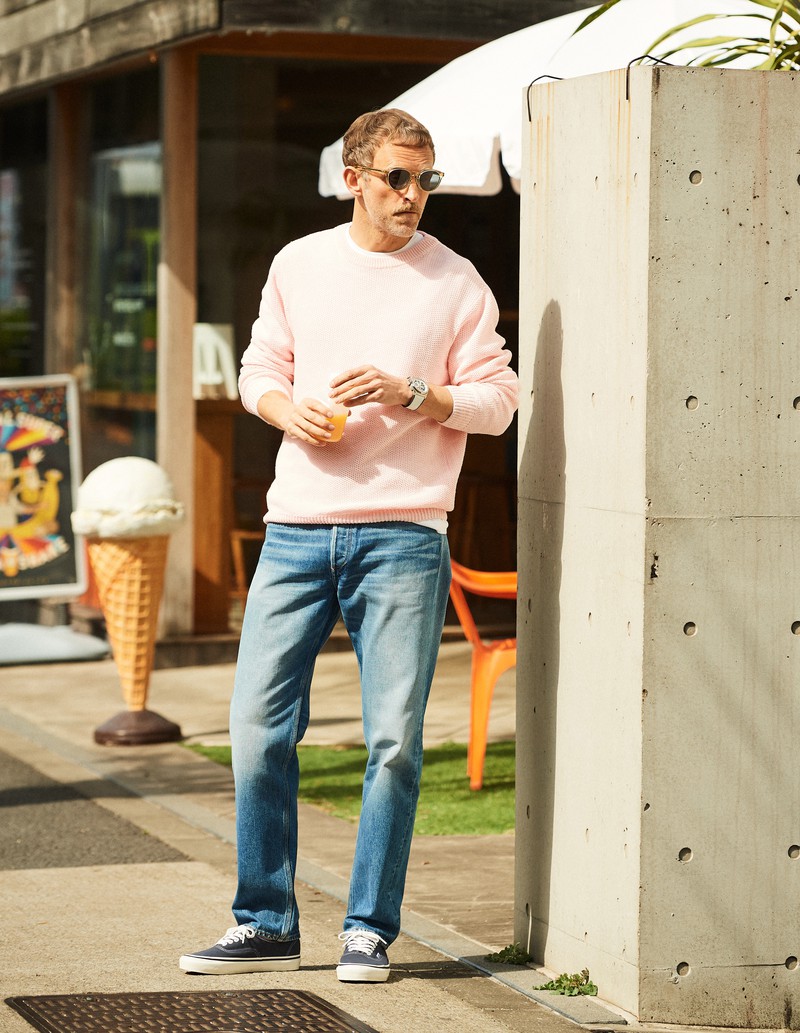 デニム3万5200円／ラグ & ボーン（rag & bone 表参道店）、ニット１万9800／トゥモローランド トリコ（トゥモローランド）、Tシャツ2万6400円／ジェームス パース（ジェームス パース 青山店）、サングラス3万6300円／アイヴァン（アイヴァン 東京ギャラリー）　時計151万8000円／ゼニス　靴はスタイリスト私物