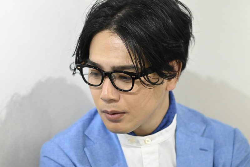 ▲男性●ジャケット9万4600円／タリアトーレ、スカーフ1万780円／ヴィンセンツォ ミオッツア（ともにビームス 六本木ヒルズ）、シャツ3万800円／エンジニアド ガーメンツ、パンツ6万9300円／ラルディーニ（トヨダトレーディング プレスルーム）、靴11万4400円／ジミー チュウ、時計110万円／フランク ミュラー（フランク ミュラー ウォッチランド東京）、メガネ4万700円／フォーナインズ