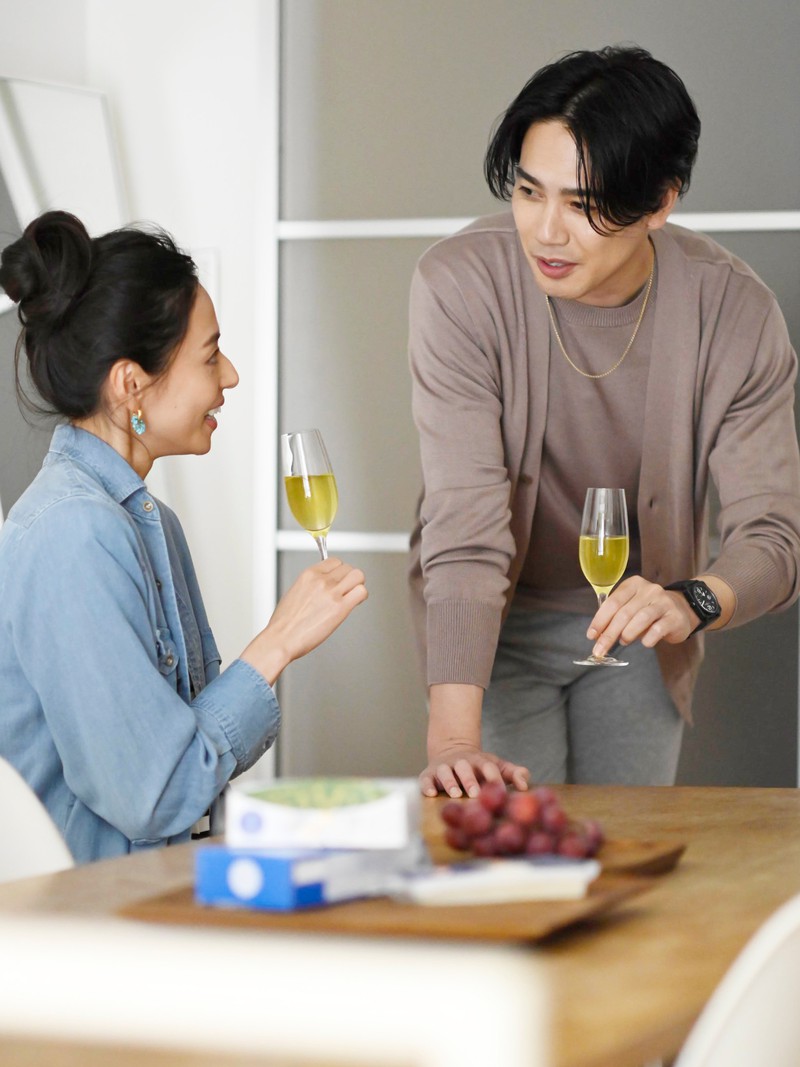 ▲ 男性●カーディガン4万5100円、ニット3万6300円／ともにレンコントラント（ビームス 六本木ヒルズ）、パンツ2万3100円／リサウンド クロージング、黒時計47万8500円／ベル＆ロス（ベル&ロス 銀座ブティック）、ネックレス16万8300円／シンパシー･オブ･ソウル（S.O.S fp 恵比寿本店）、サングラス3万8500円／フォーナインズ・フィールサン（フォーナインズ）