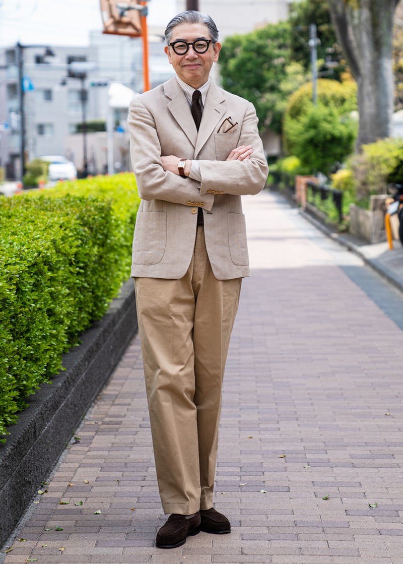 ジャケット／バタク、シャツ／ブライスランズ、タイ／アスコット、パンツ／ブッチャープロダクツ、シューズ／ジェイエムウエストン。チーフ／ロダ、眼鏡／サバージュ。すべて本人私物。