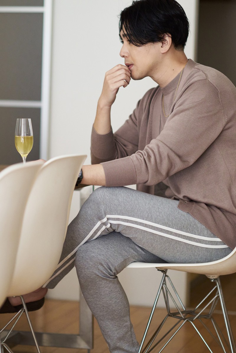▲ 男性●カーディガン4万5100円、ニット3万6300円／ともにレンコントラント（ビームス 六本木ヒルズ）、パンツ2万3100円／リサウンド クロージング、黒時計47万8500円／ベル＆ロス（ベル&ロス 銀座ブティック）、ネックレス16万8300円／シンパシー･オブ･ソウル（S.O.S fp 恵比寿本店）、サングラス3万8500円／フォーナインズ・フィールサン（フォーナインズ）