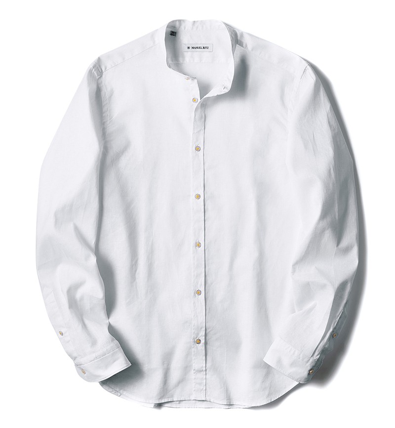 シャツ2万4200円/マヌエル・リッツ(三ツ星貿易)