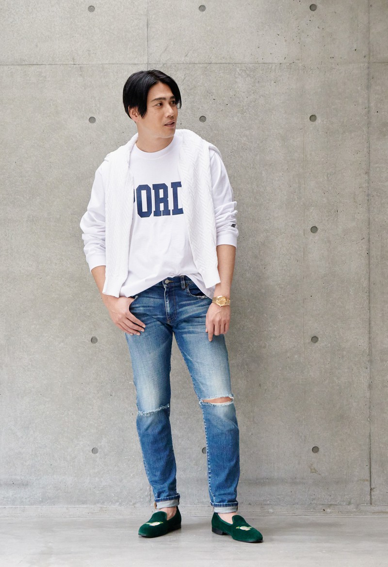 ▲ ニット9万2400円/フェデリ(トレメッツォ)、ロンT6930円/シップス エニィ(シップスインフォメーションセンター)、パンツ3万5200円/ディーゼル(ディーゼル ジャパン)、靴5万7200円/トリッカーズ(ビームス 六本木ヒルズ)、時計452万1000円/オメガ(オメガお客様センター)