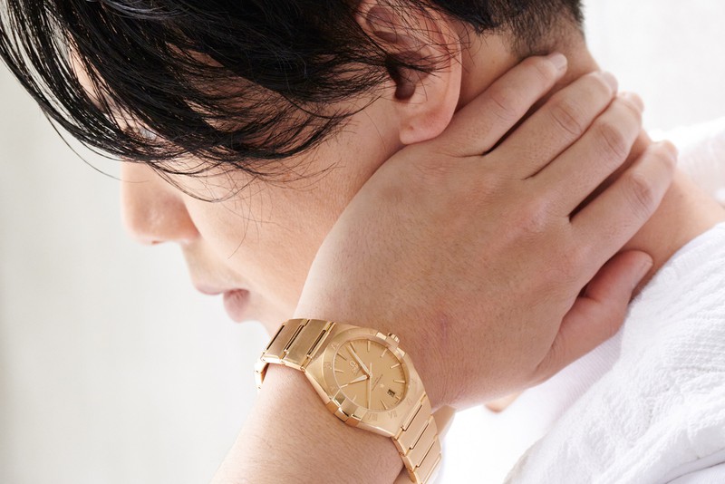 ▲ ニット9万2400円/フェデリ(トレメッツォ)、ロンT6930円/シップス エニィ(シップスインフォメーションセンター)、パンツ3万5200円/ディーゼル(ディーゼル ジャパン)、靴5万7200円/トリッカーズ(ビームス 六本木ヒルズ)、時計452万1000円/オメガ(オメガお客様センター)