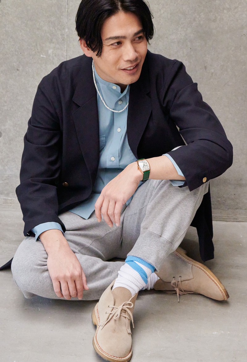 ▲ ジャケット4万9500円/ユナイテッドアローズ(ユナイテッドアローズ 六本木ヒルズ店)、シャツ4万1800円/ストラスブルゴ(ストラスブルゴ カスタマーセンター)、パンツ3万3000円/レインメーカー(レインメーカー)、ソックス1540円/古着(サンタモニカ表参道店)、靴2万5300円/クラークス(クラークス オリジナルズ)、時計346万5000円/フランク ミュラー(フランク ミュラー ウォッチランド東京)、白ビーズネックレス1万5400円/サンク(ハンドイントゥリーショールーム)