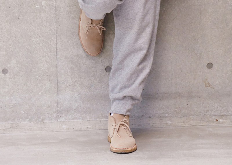 ▲ ジャケット4万9500円/ユナイテッドアローズ(ユナイテッドアローズ 六本木ヒルズ店)、シャツ4万1800円/ストラスブルゴ(ストラスブルゴ カスタマーセンター)、パンツ3万3000円/レインメーカー(レインメーカー)、ソックス1540円/古着(サンタモニカ表参道店)、靴2万5300円/クラークス(クラークス オリジナルズ)、時計346万5000円/フランク ミュラー(フランク ミュラー ウォッチランド東京)、白ビーズネックレス1万5400円/サンク(ハンドイントゥリーショールーム)