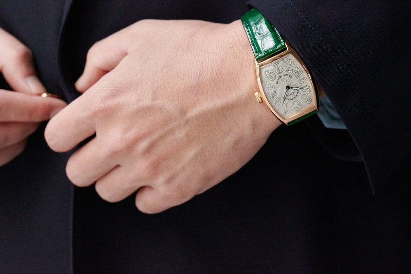 ▲ ジャケット4万9500円/ユナイテッドアローズ(ユナイテッドアローズ 六本木ヒルズ店)、シャツ4万1800円/ストラスブルゴ(ストラスブルゴ カスタマーセンター)、パンツ3万3000円/レインメーカー(レインメーカー)、ソックス1540円/古着(サンタモニカ表参道店)、靴2万5300円/クラークス(クラークス オリジナルズ)、時計346万5000円/フランク ミュラー(フランク ミュラー ウォッチランド東京)、白ビーズネックレス1万5400円/サンク(ハンドイントゥリーショールーム)