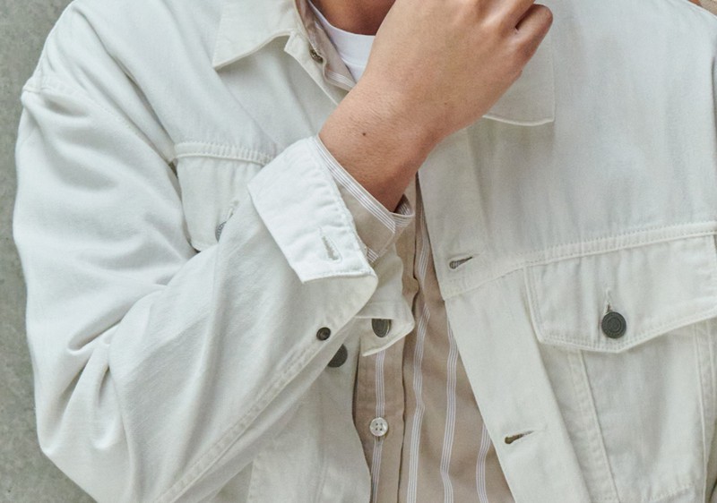 ▲ Gジャン2万7500円/リサウンド クロージング、シャツ1万5400円/ユナイテッドアローズ(ユナイテッドアローズ 六本木ヒルズ店)、Tシャツ1万9800円/フェデリ(トレメッツォ)、パンツ2万5300円/ジェルマーノ(バインドピーアール)、靴2万5300円/クラークス(クラークス オリジナルズ)