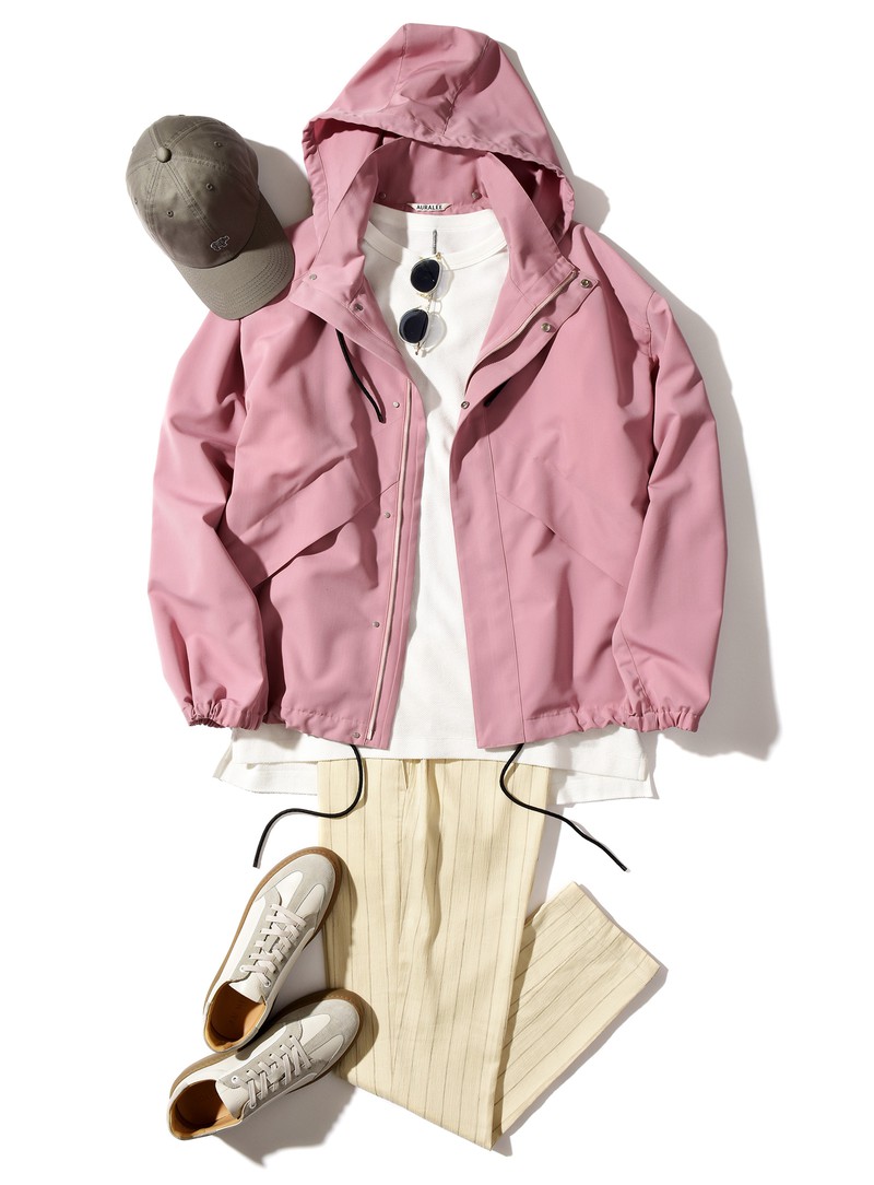 ▲ マウンテンパーカ7万7000円／オーラリー、Tシャツ1万1000円／エストネーション、パンツ3万8500円／チルコロ 1901（トヨダトレーディング プレスルーム）、キャップ8580円／サイ（マスターピースショールーム）、サングラス4万1800円／アイヴァン（アイヴァン 東京ギャラリー）、スニーカー9万9000円／ジェイエムウエストン（ジェイエムウエストン 青山店）