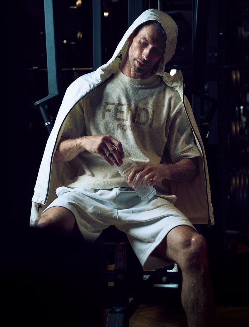 ブルゾン25万3000円、 Tシャツ9万4600円、パンツ9万6800円/すべてフェンディ(フェンディ ジャパン)