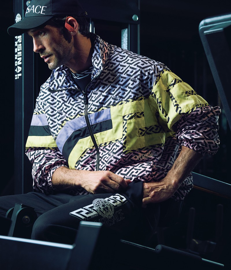 ブルゾン22万5500円、Tシャツ6万4900円、パンツ8万300円、キャップ7万9200円/すべてヴェルサーチェ(ヴェルサーチェ ジャパン)