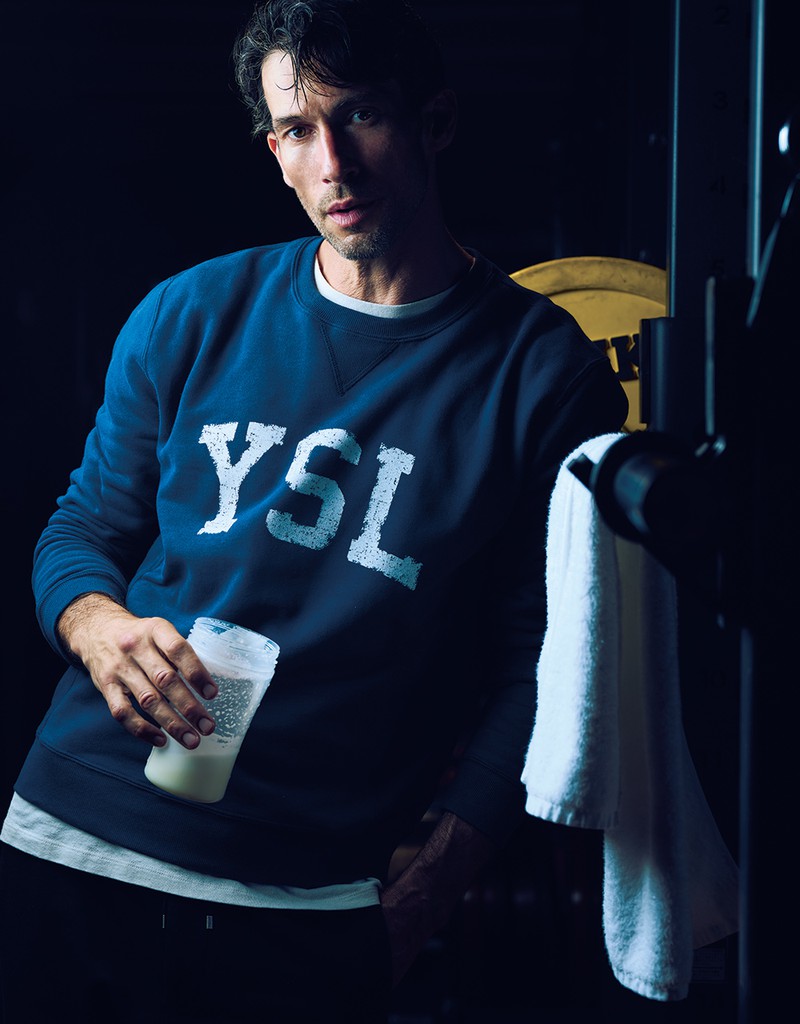 プルオーバー8万4700円、Tシャツ5万3900円、パンツ9万3500円/すべてサンローラン バイ アンソニー・ヴァカレロ(サンローラン クライアントサービス)