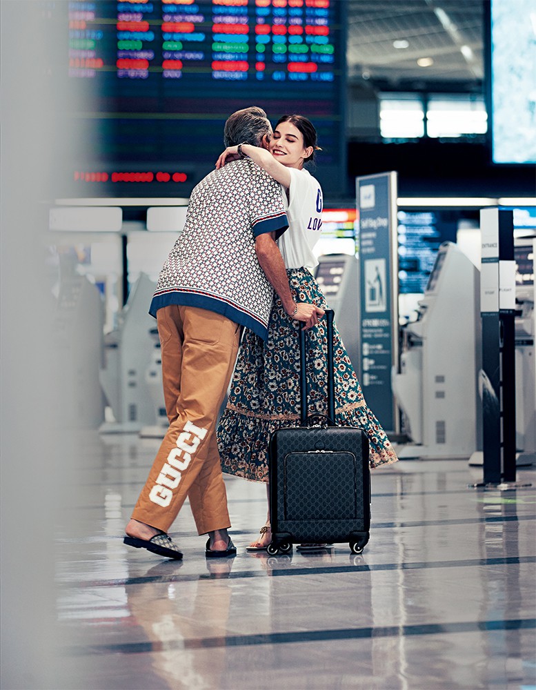 ▲ トロリー［W38×H51×D21㎝、4.5㎏］37万9500円／グッチ（グッチ ジャパン）、男性●シャツ12万6500円、パンツ11万5500円、サンダル8万1400円、ブレスレット6万4900円／すべてグッチ（グッチ ジャパン）　女性●Tシャツ6万500円、スカート22万円、サンダル10万8900円、バングルは参考商品／すべてグッチ（グッチ ジャパン）