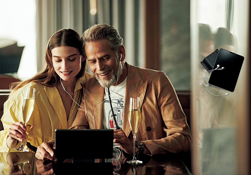 ▲ 男性●ジャケット10万7800円/タリアトーレ(トレメッツォ)、Tシャツ1万4300円/フガート(カヴァレリア)、時計53万9000円/チューダー(日本ロレックス/チューダー)、バッグ3万5300円/サンク(ハンドイントゥリーショールーム)、 タブレットスタンド2万900円/メゾンタクヤ(ファーレ) 女性●ワンピース4万1800円/バグッタ(トレメッツォ)、そのほかはスタイリスト私物