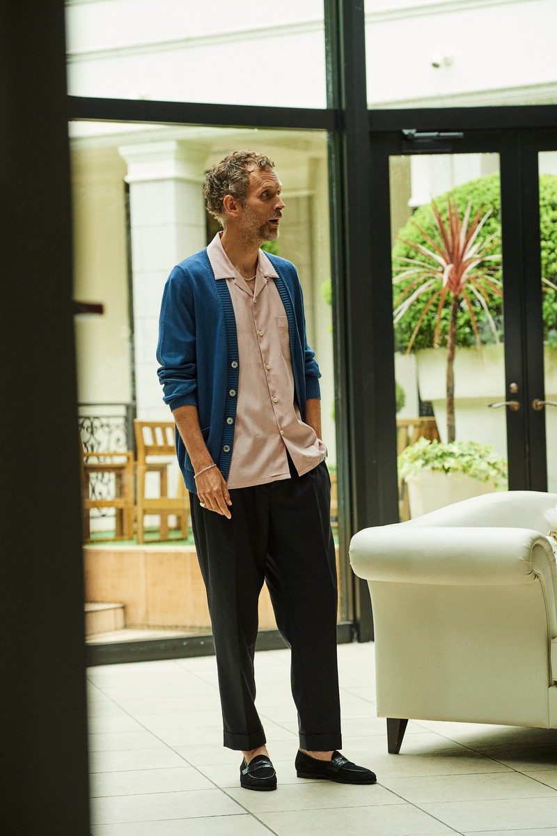 シャツ2万3100円/ベドウィン&ザ ハートブレイカーズ、カーディガン3万7400円/グランサッソ(エスディーアイ)、パンツ3万800円/コロン(エンメ)