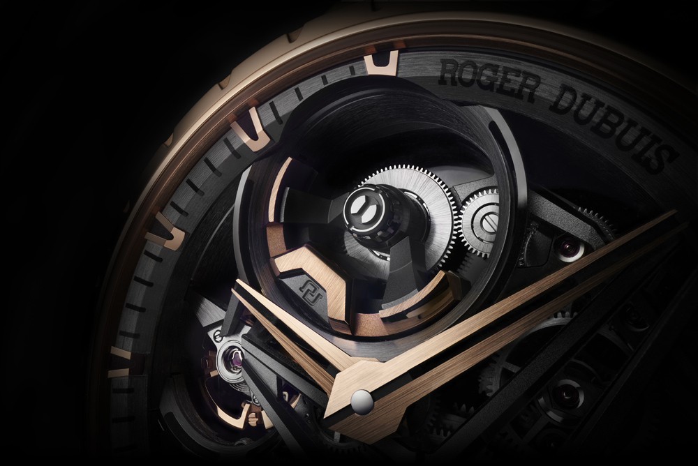 ▲ 「エクスカリバー モノバランシエ イーオンゴールド」自動巻き、18Kイーオンゴールド(42mm)。10気圧防水。962万5000円(予価)/ロジェ・デュブイ