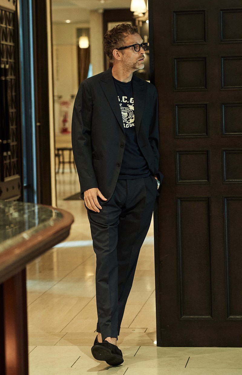 Tシャツ9900円/ジェラード、スーツ20万3500円/カルーゾ(トゥモローランド)、メガネ13万6400円/ザ・スペクタクル(グローブスペックス エージェント)、時計96万2500円/IWC、靴7万5900円/ボードイン アンド ランジ(コロネット)