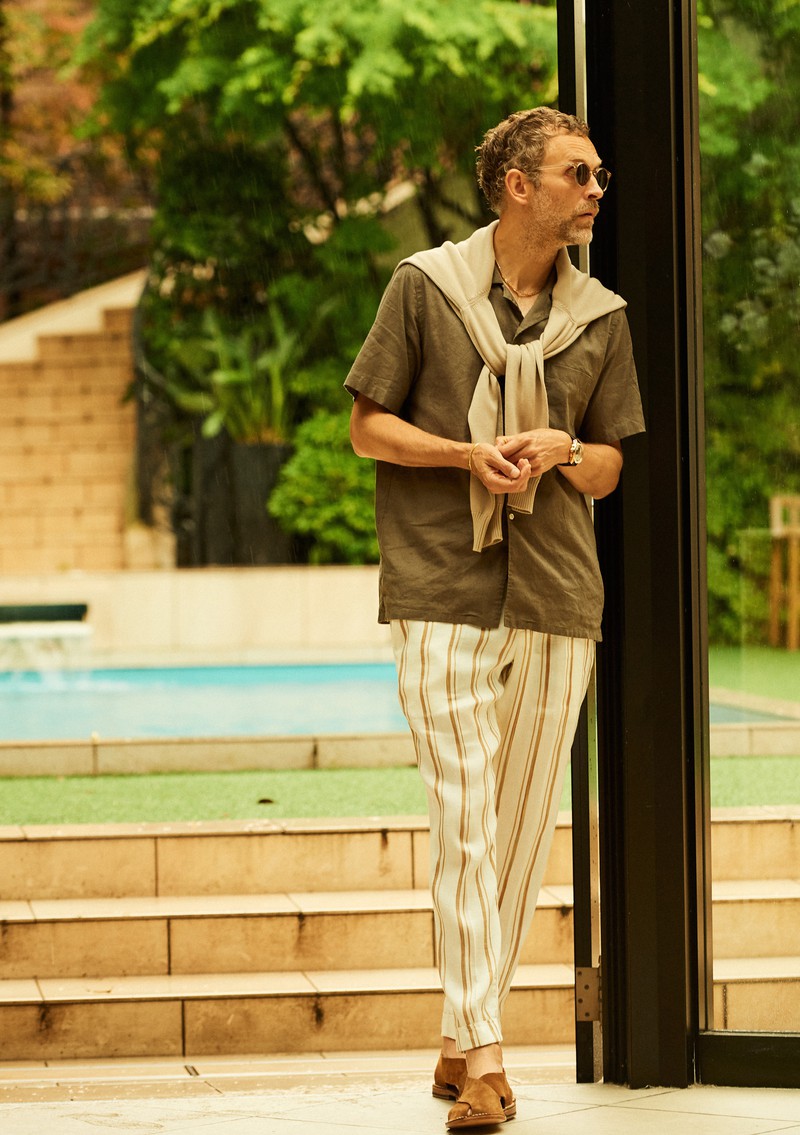 シャツ2万2000円/ギ ローバー(リング 東京店)、ニット2万8600円/グランサッソ(エスディーアイ)、パンツ4万6200円/PT TORINO(バーニーズ ニューヨーク カスタマーセンター)