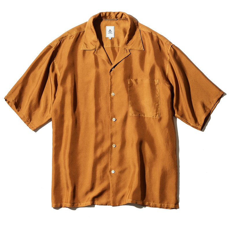 シャツ4万2900円/マンド