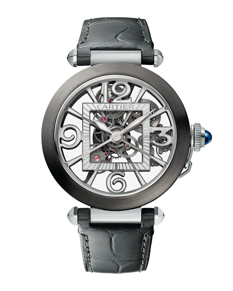 ▲ 1985年に誕生し、オヤジの青春を彩った名作がスケルトン化しただけでなく、そのブリッジやインデックスに夜光塗料を塗ることで、暗闇では明るく光ってその構造美をアピール。まさに歴史と伝統に、現代の技術と遊び心を融合させた時計になっています。「パシャ ドゥ カルティエ」自動巻き、ブラックADLC加工のSSケース(41mm)、ブラックとダークグレーのアリゲーターストラップが付属。343万2000円/カルティエ(カルティエカスタマーサービスセンター)
