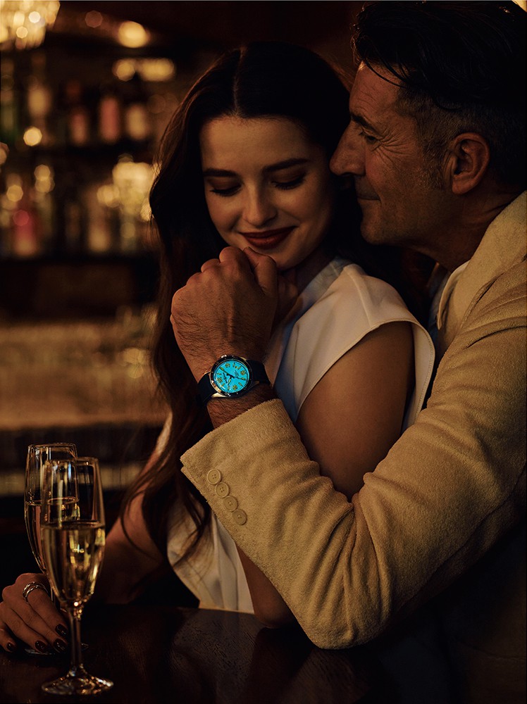 ▲ 男性●時計45万1000円/ベル&ロス(ベル&ロス 銀座ブティック)、ジャケット10万7800円/タリアトーレ(ストラスブルゴ)、そのほかはスタイリスト私物 女性●すべてスタイリスト私物