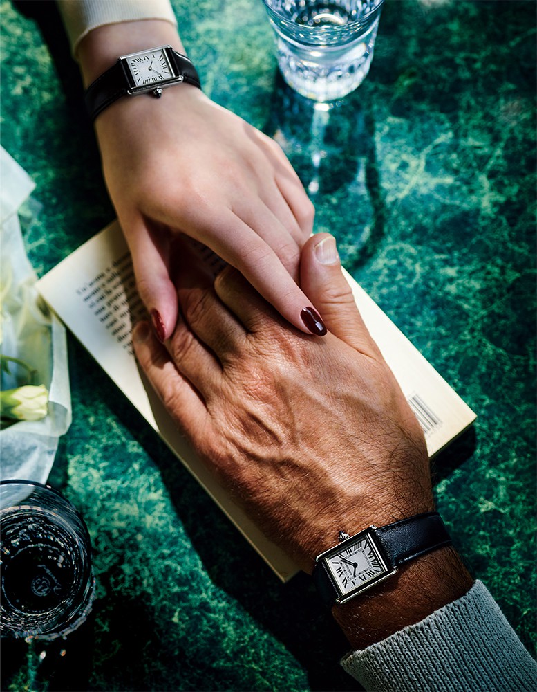 ▲ 地球を守るエコな活動はひとりよりふたりが楽しい。同じコンセプトの時計を彼女と一緒にペア使いすることは、同じ気持ちでともに時間を過ごしていこうという意思表示にもなります。パートナーと一緒に地球の未来を考えるってことも、オヤジさんの責務ですよね。男性●時計36万8500円/カルティエ(カルティエ カスタマー サービスセンター)、ニット2万5400円/スローン 女性●時計「タンク マスト」光起電発電ソーラービート™ムーブメント、SSケース(29.5×22㎜)、ノンレザーストラップ。34万7600円/カルティエ(カルティエ カスタマー サービスセンター)、ニット3万3000円/スローン