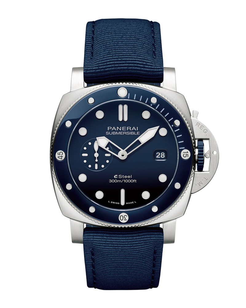 ▲ 「サブマーシブル クアランタ クアトロ eスティール™」自動巻き、SSケース(44㎜)、リサイクルPETストラップ。300m防水。134万2000円/パネライ(オフィチーネ パネライ)
