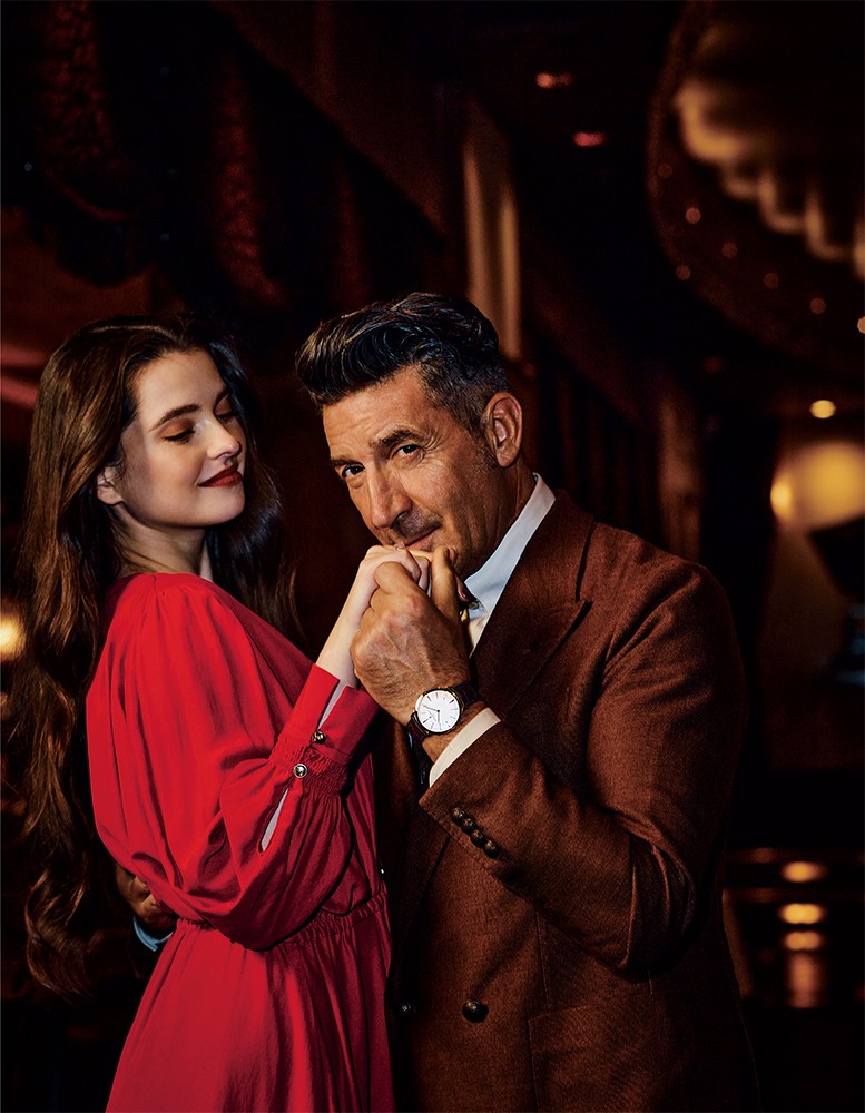 ▲ 男性●時計389万4000円/パテック フィリップ(パテック フィリップ ジャパン・インフォメーションセンター)、ジャケット9万4600円/タリアトーレ(トレメッツォ)、タイ3万5200円/アット ヴァンヌッチ(バーニーズ ニューヨーク カスタマーセンター)、そのほかはスタイリスト私物 女性●リング36万3000円/ポメラート(ポメラート クライアントサービス)、そのほかはスタイリスト私物