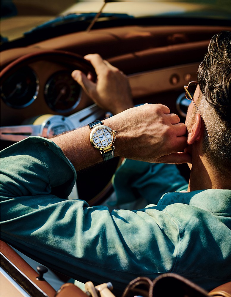 ▲ 腕捲りしたシャツにリバイバルが似合います。リバイバルゼンマイの魅力は、ヴィンテージカーにも通じます。個性豊かなスタイリングや運転する躍動感は現代のクルマにはないもの。シンプルなシャツスタイルを合わせた腕元はその世界観と一体化し、いつまでも走り続けたくなります。時計234万9600円/カルティエ(カルティエ カスタマー サービスセンター)、シャツ21万4500円/アイモネ(BULLSEYE PR)、サングラス4万8400円/O.J. GLOBE SPECS OPTICAL Co.(グローブスペックス エージェント)、そのほかはスタイリスト私物