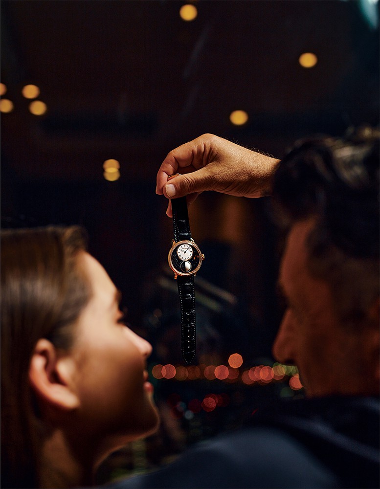 ▲ 夜空にかざせばふたりだけのお月見時間♥ 一般的なムーンフェイズがディスク表示なのに対し、こちらは大きな球体の月を採用し、大理石とアベンチュリンで美しく色分けしているのです。文字盤から立体的に浮き上がった月に、ふたりの距離もグッと縮まることでしょう。男性●時計675万4000円/アーノルド&サン(アーノルド&サン相談室)、シャツ2万4500円/ブライスランズ(ブライスランズ&コー)