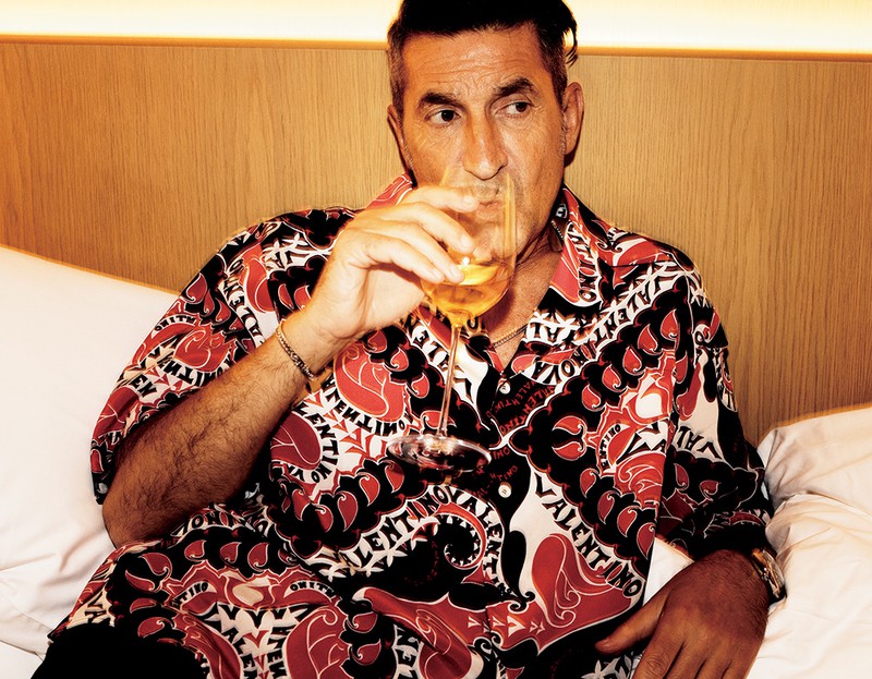 シャツ19万8000円/ヴァレンティノ(ヴァレンティノ インフォメーションデスク)