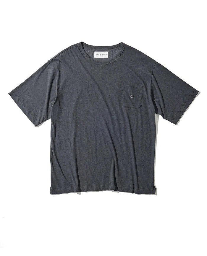 Tシャツ￥19,800／ウィス・キー（買えるLEON）