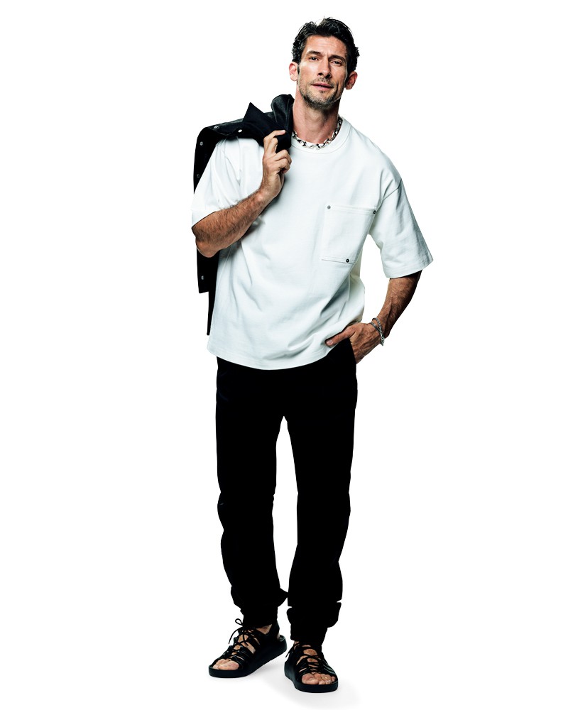 ▲ ブルゾン15万4000円、パンツ11万3300円、サンダル5万3900円、ネックレス32万2300円、ブレスレット(上)12万4300円、ブレスレット(下)8万9100円/すべてボッテガ・ヴェネタ(ボッテガ・ヴェネタ ジャパン)