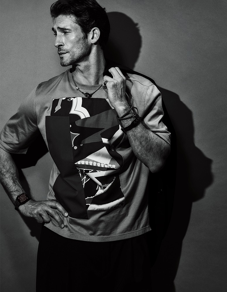 ▲ Tシャツ12万4300円/エルメス(エルメスジャポン)、▲ ジャケット61万3800円(スーツ価格)、パンツ11万5500円、ネックレス10万5600円、ブレスレット(上)8万6900円、ブレスレット(下)8万1400円、リング17万1600円、時計17万8100円/すべてエルメス(エルメスジャポン)