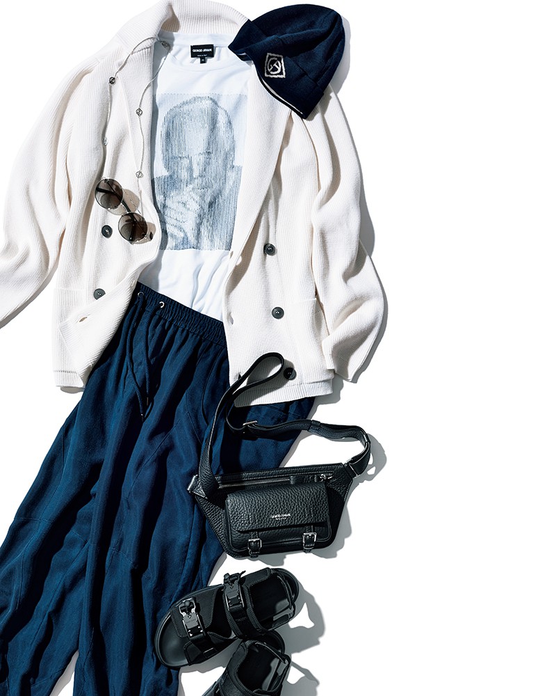 ▲ Tシャツ8万4700円、ジャケット29万7000円、パンツ16万8300円、ニットキャップ3万8500円、サンダル11万8800円、バッグ16万8300円/すべてジョルジオ アルマーニ(ジョルジオ アルマーニ ジャパン)、サングラス6万3030円/ジョルジオ アルマーニ(ルックスオティカジャパン カスタマーサービス)