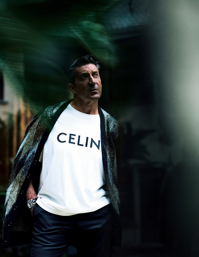 ▲ Tシャツ5万7200円(予定価格)、カーディガン34万6500円、パンツ12万1000円、ブレスレット7万5900円(すべて予定価格)/すべてセリーヌ オム バイ エディ・スリマン(セリーヌ ジャパン)、時計96万8000円/ゼニス