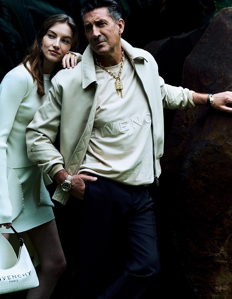 ▲ 男性●Tシャツ9万9000円、ブルゾン33万1000円、パンツ9万200円、ブレスレット7万7000円、ネックレスは参考商品/すべてジバンシィ(ジバンシィ表参道店)、時計59万9500円/チューダー(日本ロレックス/チューダー) 女性●ニット19万8000円、スカート15万8400円、バッグ15万8400円(参考価格)、ピアス8万5800円/すべてジバンシィ(ジバンシィ表参道店)