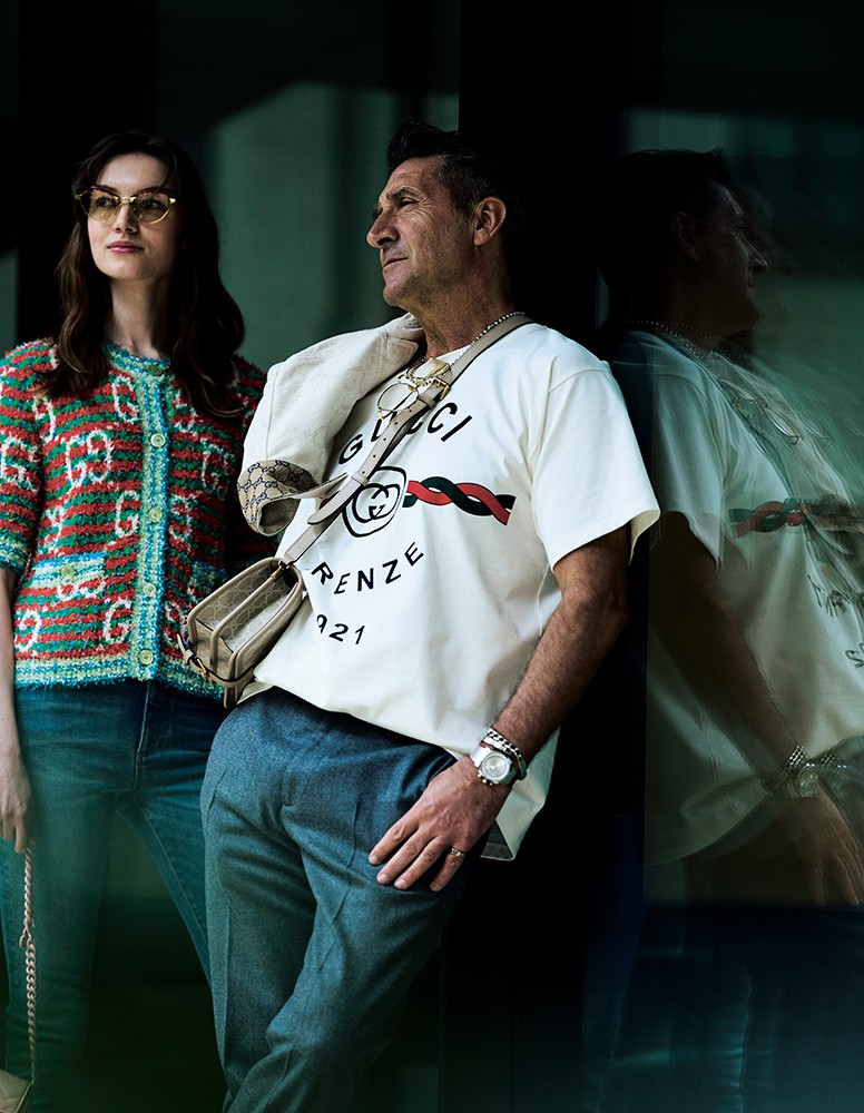 ▲ 男性●Tシャツ6万500円、パンツ12万1000円、ブルゾン30万8000円、バッグ17万6000円、ネックレス10万7800円、ブレスレット(上)7万9200円、ブレスレット(下)6万1600円、リング4万4000円、時計25万800円、サングラスは参考商品/すべてグッチ(グッチ ジャパン) 女性●トップス23万1000円、デニム12万1000円、サングラス9万6800円、バッグ20万4600円/すべてグッチ(グッチ ジャパン)