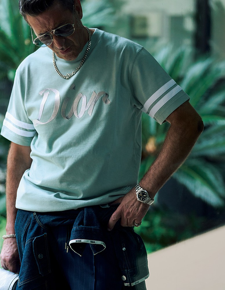 ▲ Tシャツ13万円、パンツ13万2000円(参考価格)、ブルゾン17万6000円、サングラス7万5900円、バックパック47万円、ネックレス9万3000円、ブレスレット14万円、リング8万6000円/すべてディオール(クリスチャン ディオール)、時計45万5400円/チューダー(日本ロレックス/チューダー)